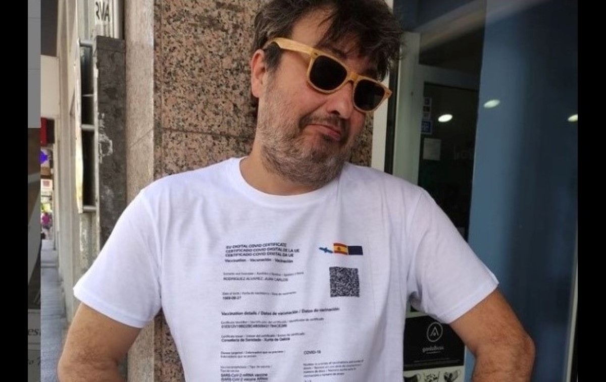 La camiseta muestra el pasaporte covid, que es obligatorio en España desde el 31 de julio. | Instagram Lobisome