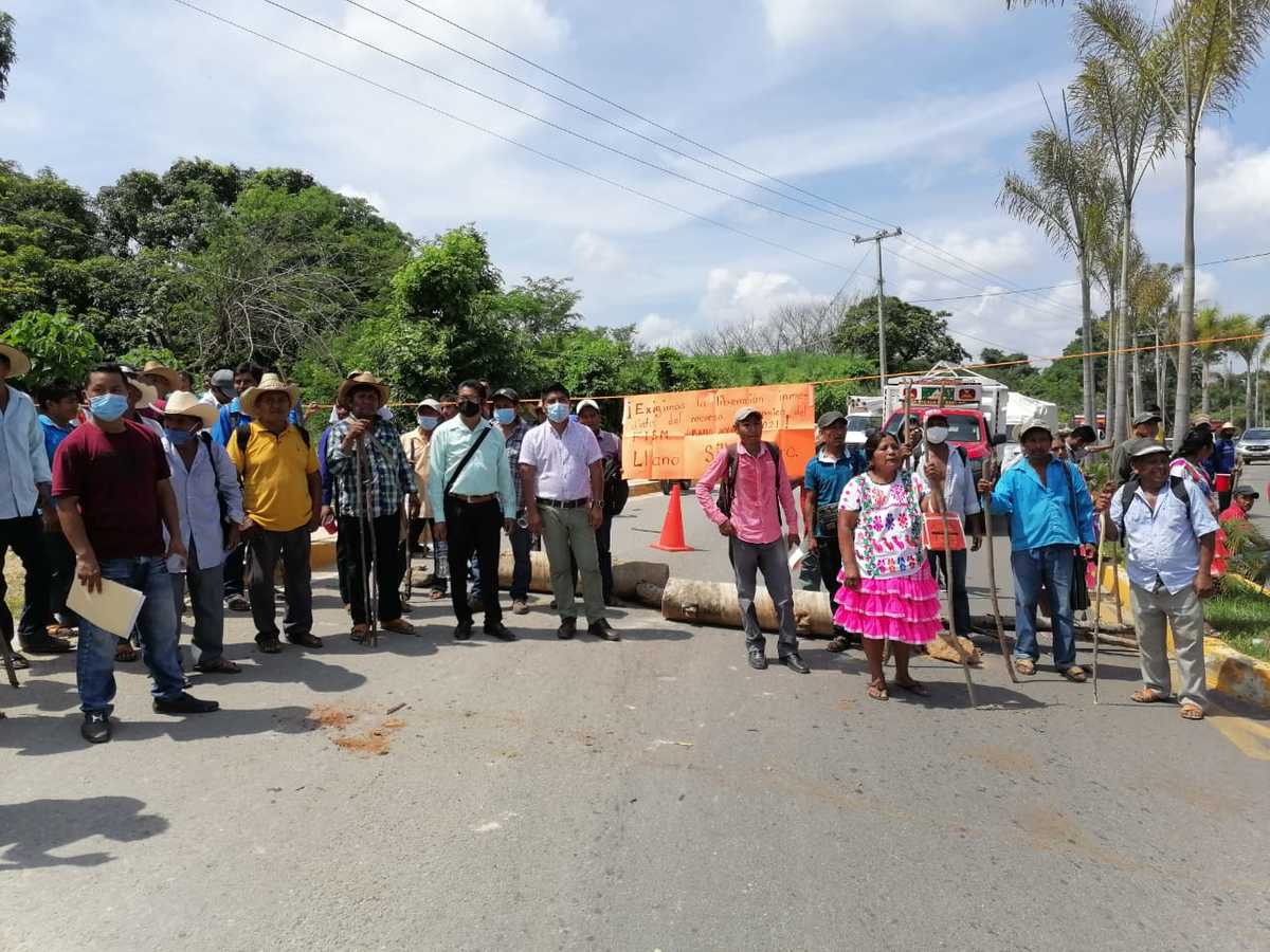 En Guerrero, manifestantes mixtecos bloquean carretera y toman ayuntamiento. (Javier Trujillo).