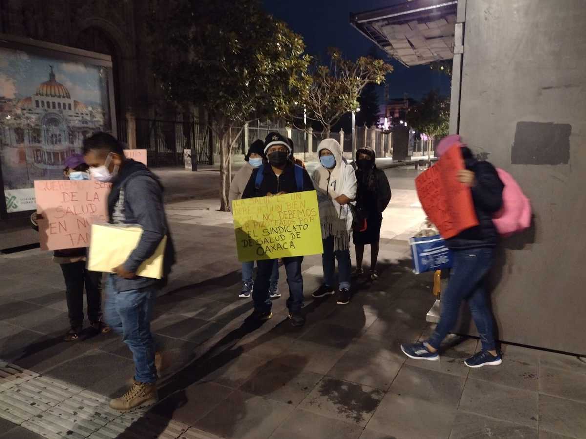 Habitantes de la comunidad Concepción las Mesas del estado de Oaxaca se manifiestan en Palacio Nacional. (Ramón Ramírez)