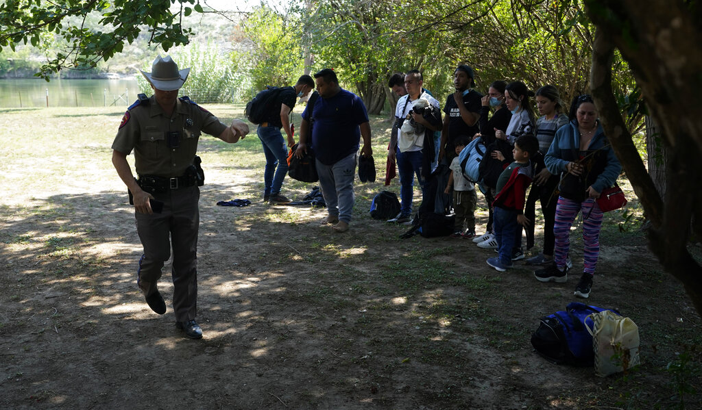 La medida impide que el gobierno de Greg Abbott detenga vehículos donde transportan a migrantes (AP)