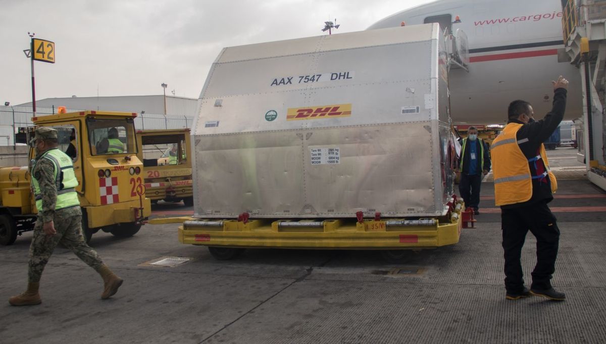 México recibe 585 mil vacunas covid-19 de Pfizer en AICM. (Cuartoscuro)