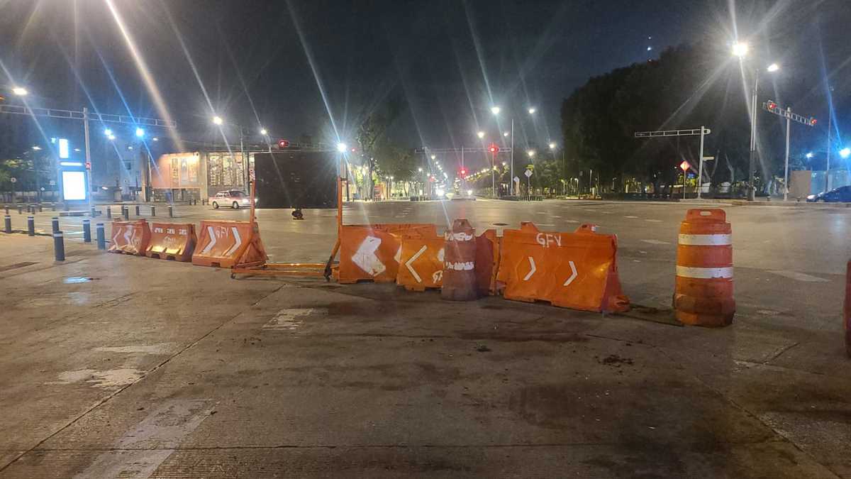 Obras de pavimentación en Paseo de la Reforma.