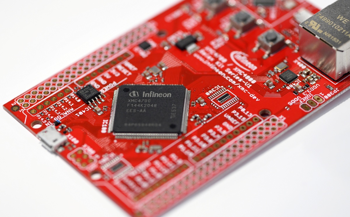 Un primer plano de un kit de microcontroladores XMC 4700 de Infineon en una exposición de Infineon en Múnich, 2019. Foto: (Reuters)