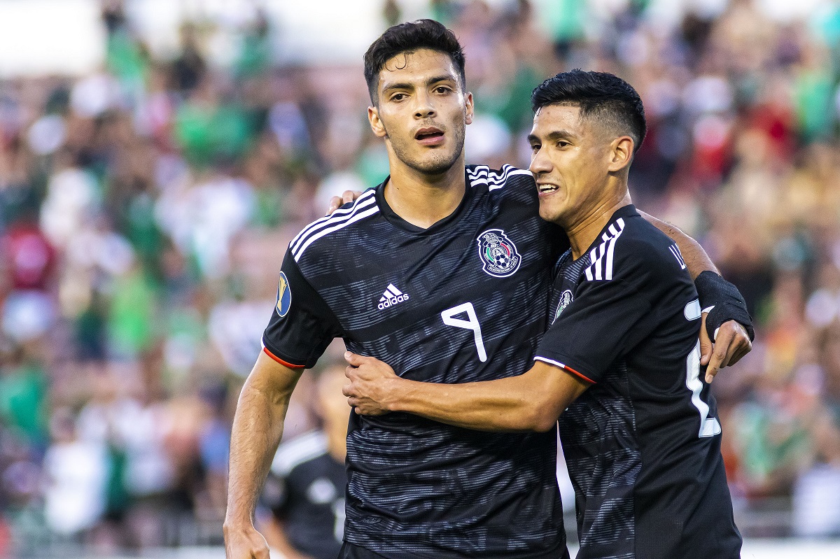 Raúl Jiménez y Uriel Antuna durante un duelo con la selección mexicana (Imago7)