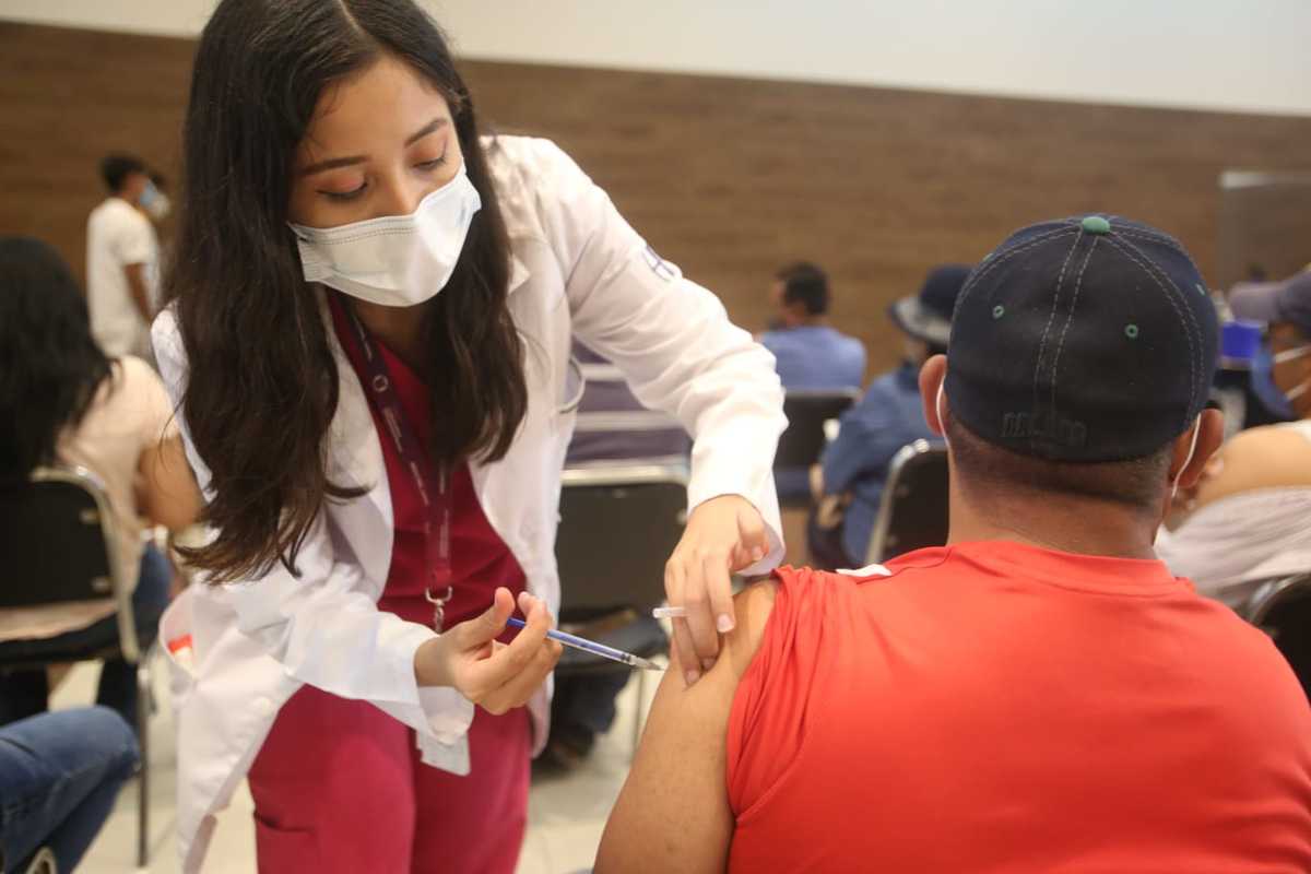 Vacunación en Nuevo León. Foto: Raúl Palacios