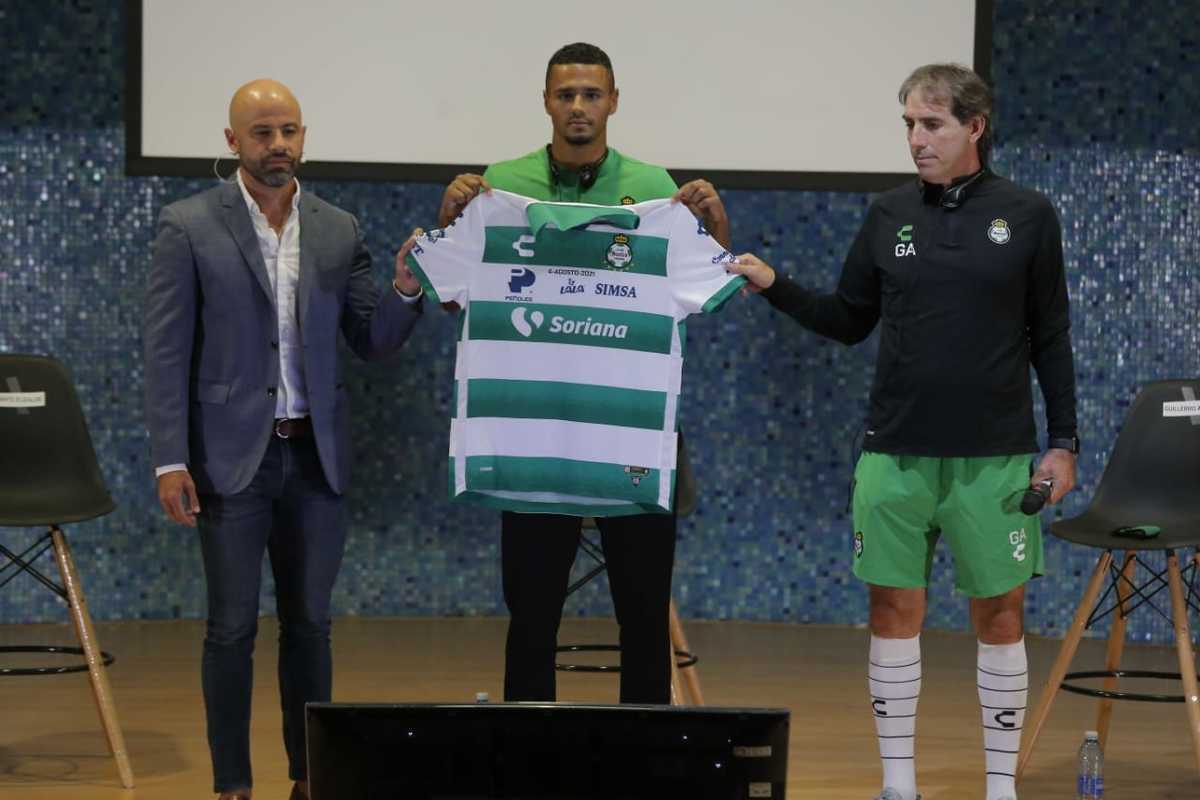 La bienvenida se la dio Dante Elizalde junto con el técnico Guillermo Almada. (Mauricio Román)