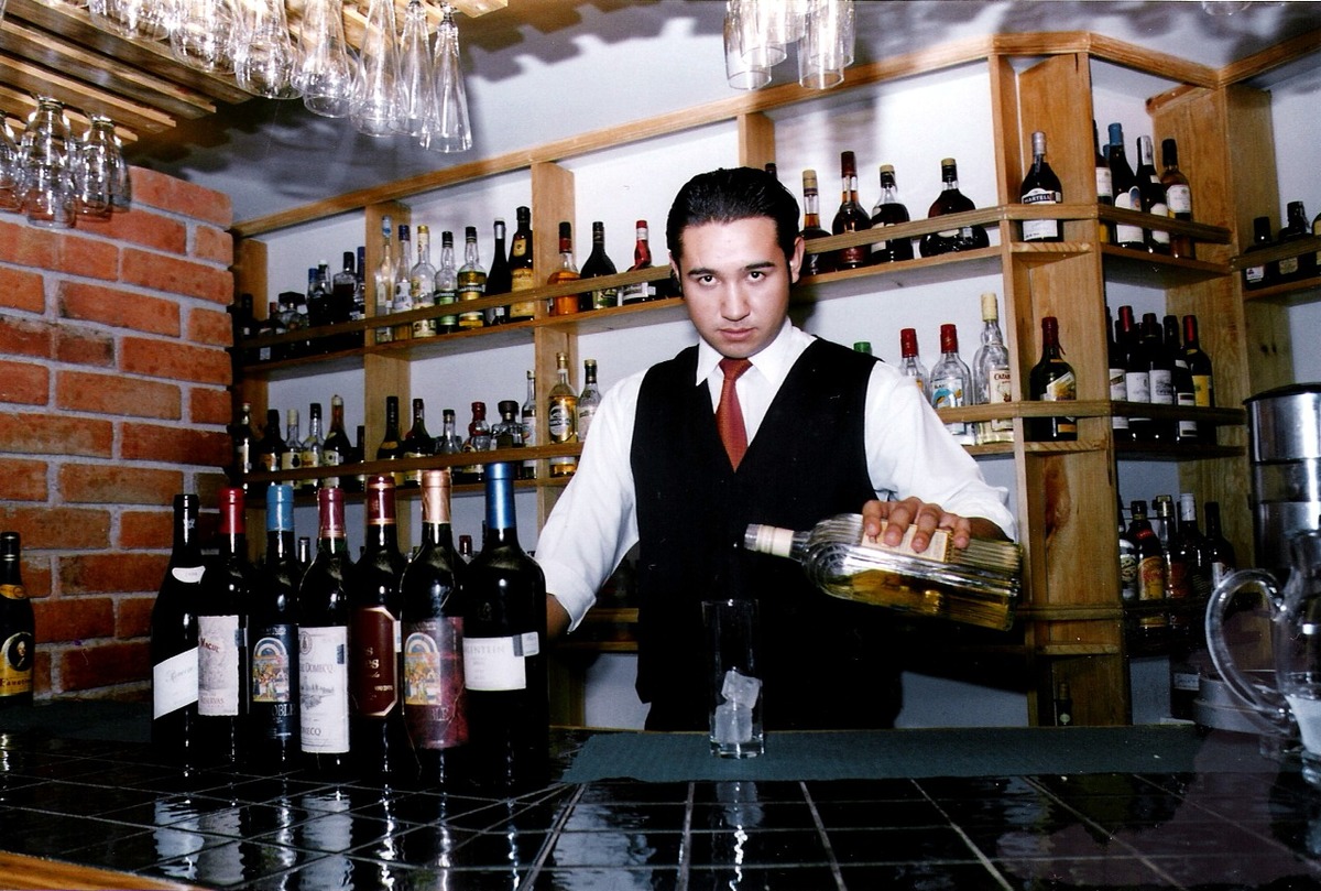 Hasta 72 por ciento de los jóvenes que consumen alcohol lo hacen sin pagarlo. | Iván Carmona