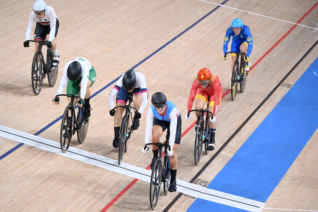 Daniela Gaxiola (blanco con verde) avanzó en keirin de Tokio (AFP)