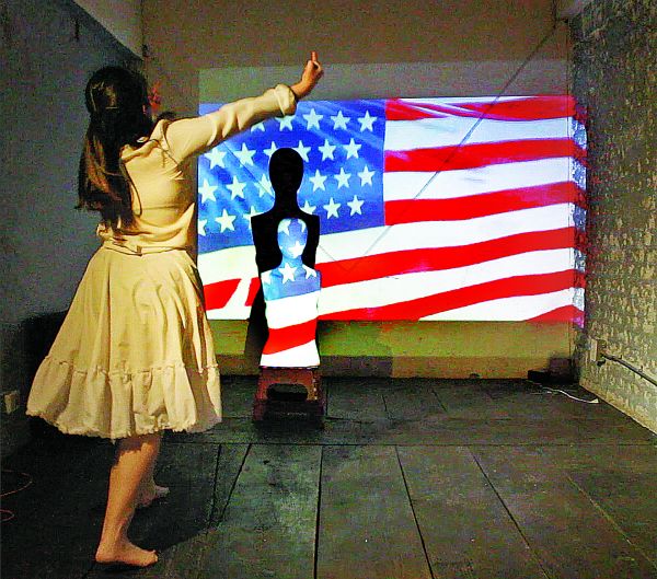 Danza, teatro y multimedia se unen en el performance The Deportation Experiencia, de Ameyalli Gutiérrez. Especial
