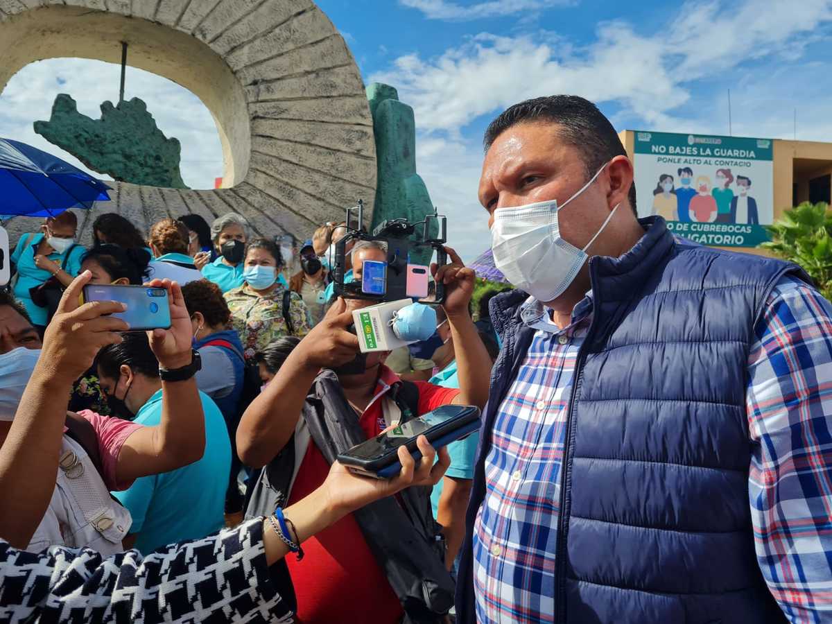 En Guerrero, trabajadores sindicalizados cierran Palacio de Gobierno como protesta. (Rogelio Agustín).