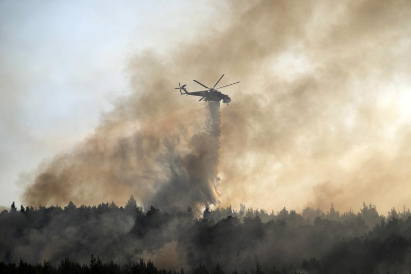 Incendio forestal se acerca a Atenas y amenaza palacio real. | AP