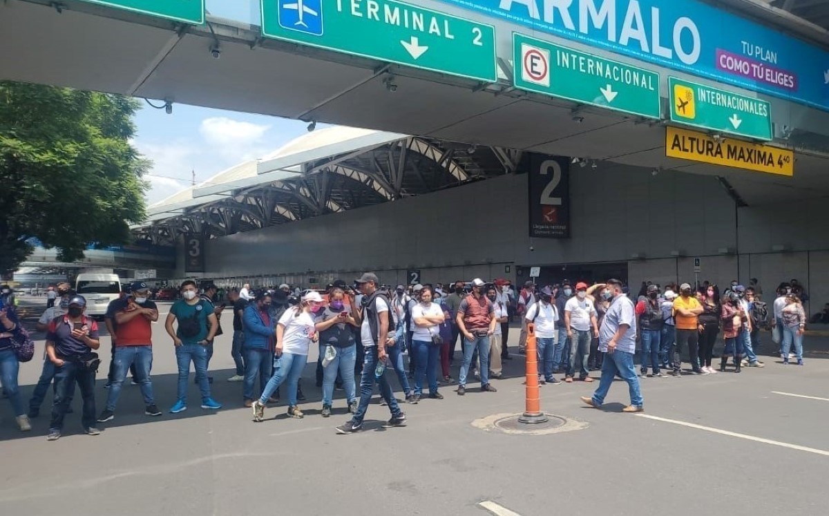 Ex policías federales cerraron las inmediaciones del AICM durante 10 minutos. | Ramón Ramírez