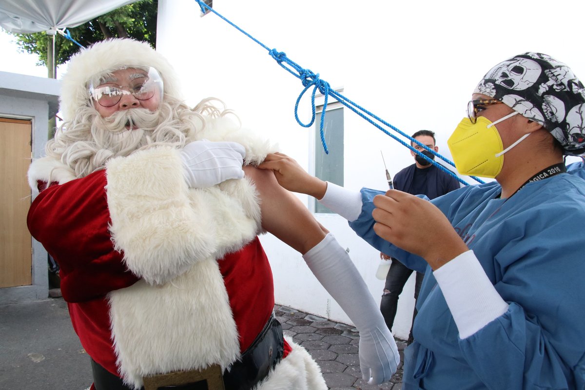 Santa Claus acude a vacunarse en Puebla. (Especial)