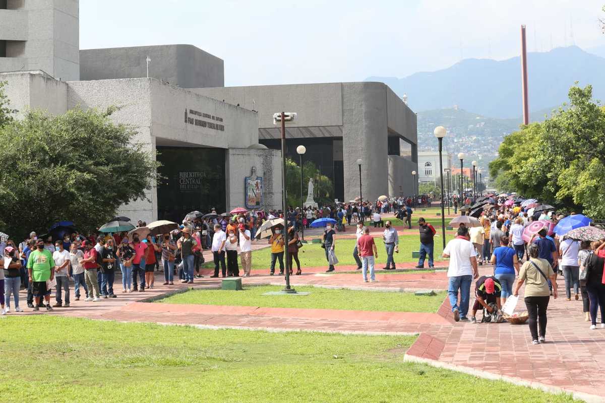 Vacunación covid en Monterrey. Foto: Raúl Palacios.