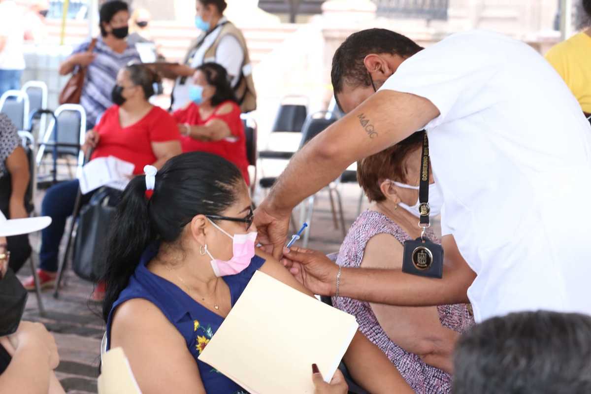 Vacunación covid en Monterrey. Foto: Raúl Palacios.