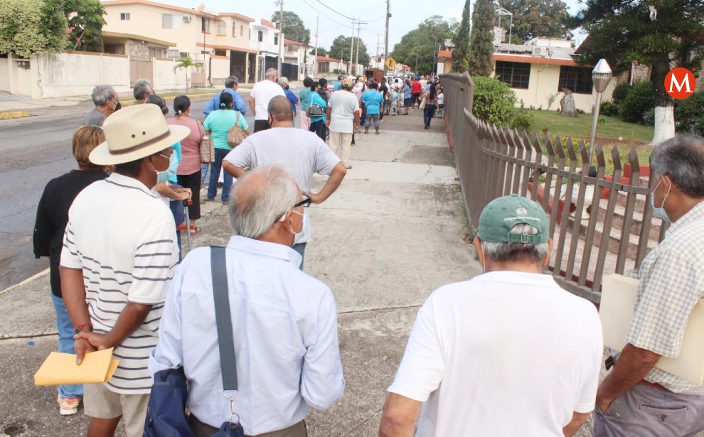 Adultos mayores hacen largas filas para pensión 65 y más pese altas temperaturas. (Sergio Sánchez)