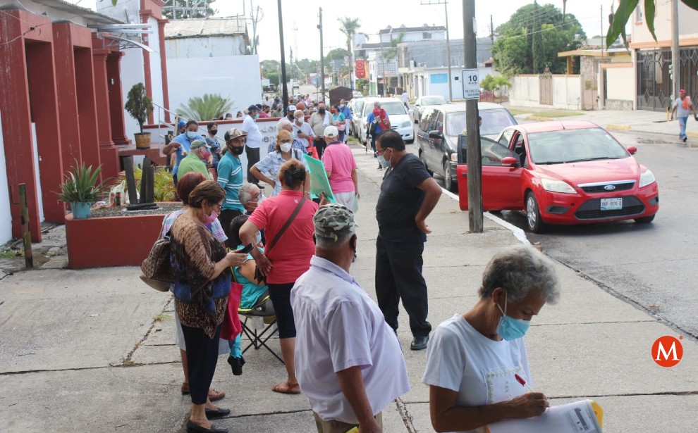 Adultos mayores hacen largas filas para pensión 65 y más pese altas temperaturas. (Sergio Sánchez)