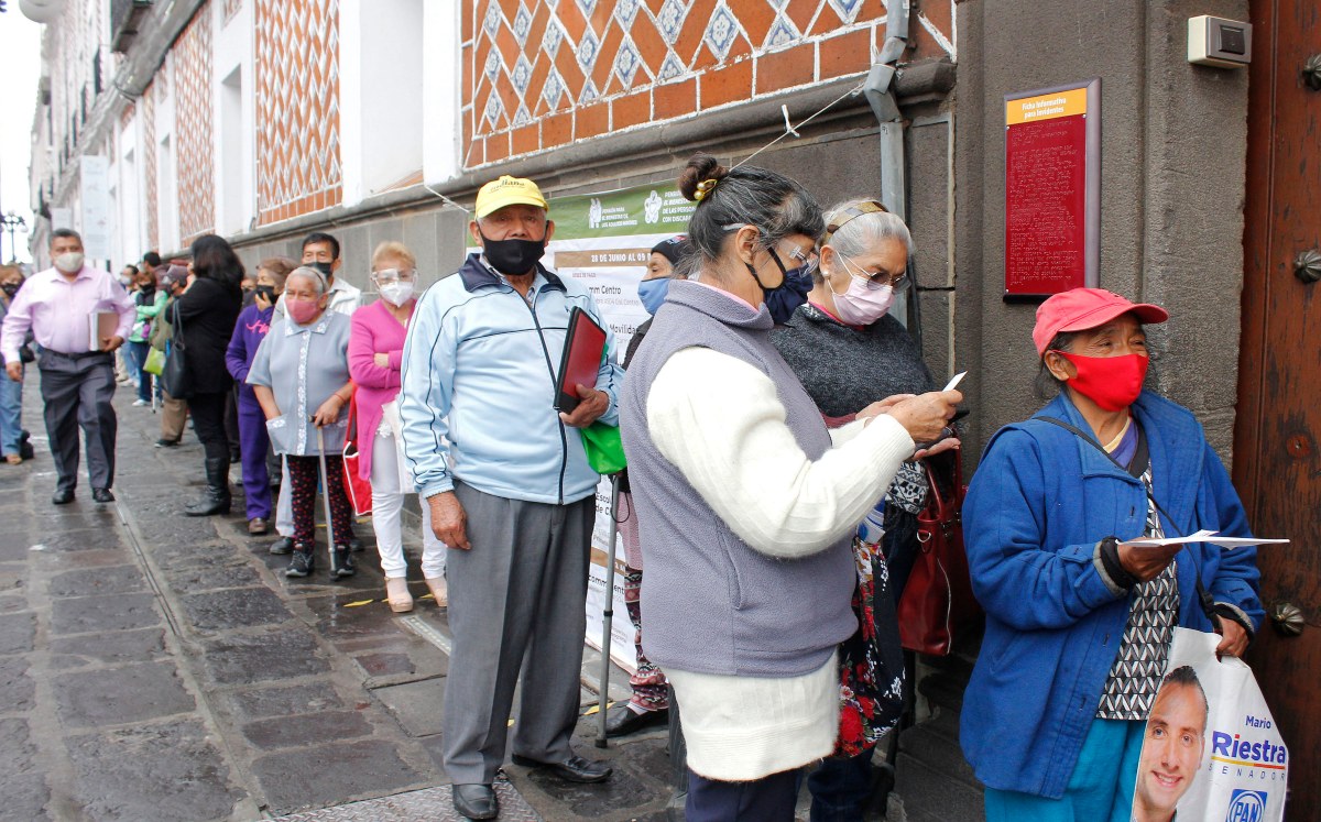Adultos mayores realizan larga fila para recibir el pago de pensiones | Agencia Enfoque