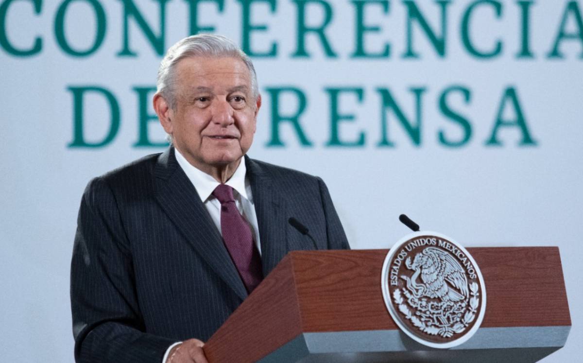Andrés Manuel López Obrador dijo que con este proyecto se resolverá el problema de los baches en calles. Foto: ESPECIAL