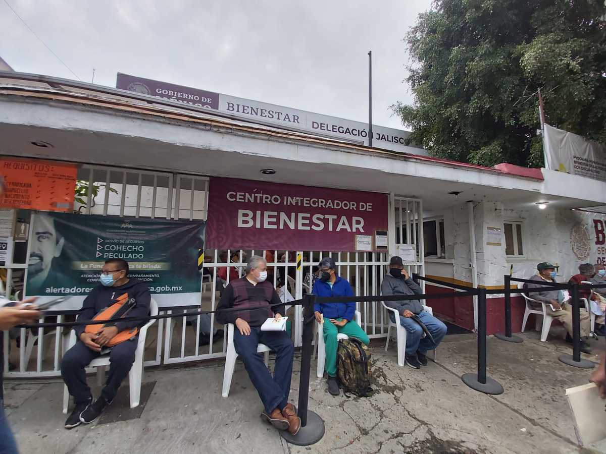 Desinformación y largas filas, es lo que se vive a las afueras de la Secretaría del Bienestar. (Rosario Álvarez)