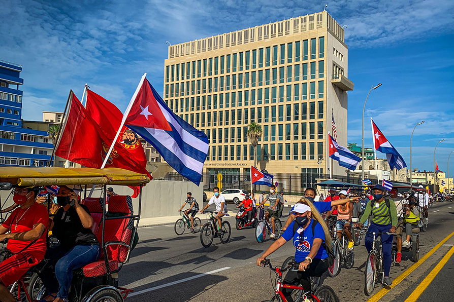 Estudiantes universitarios realizan ferias comunitarias en parques de varios municipios de la capital cubana, La Habana. | AFP