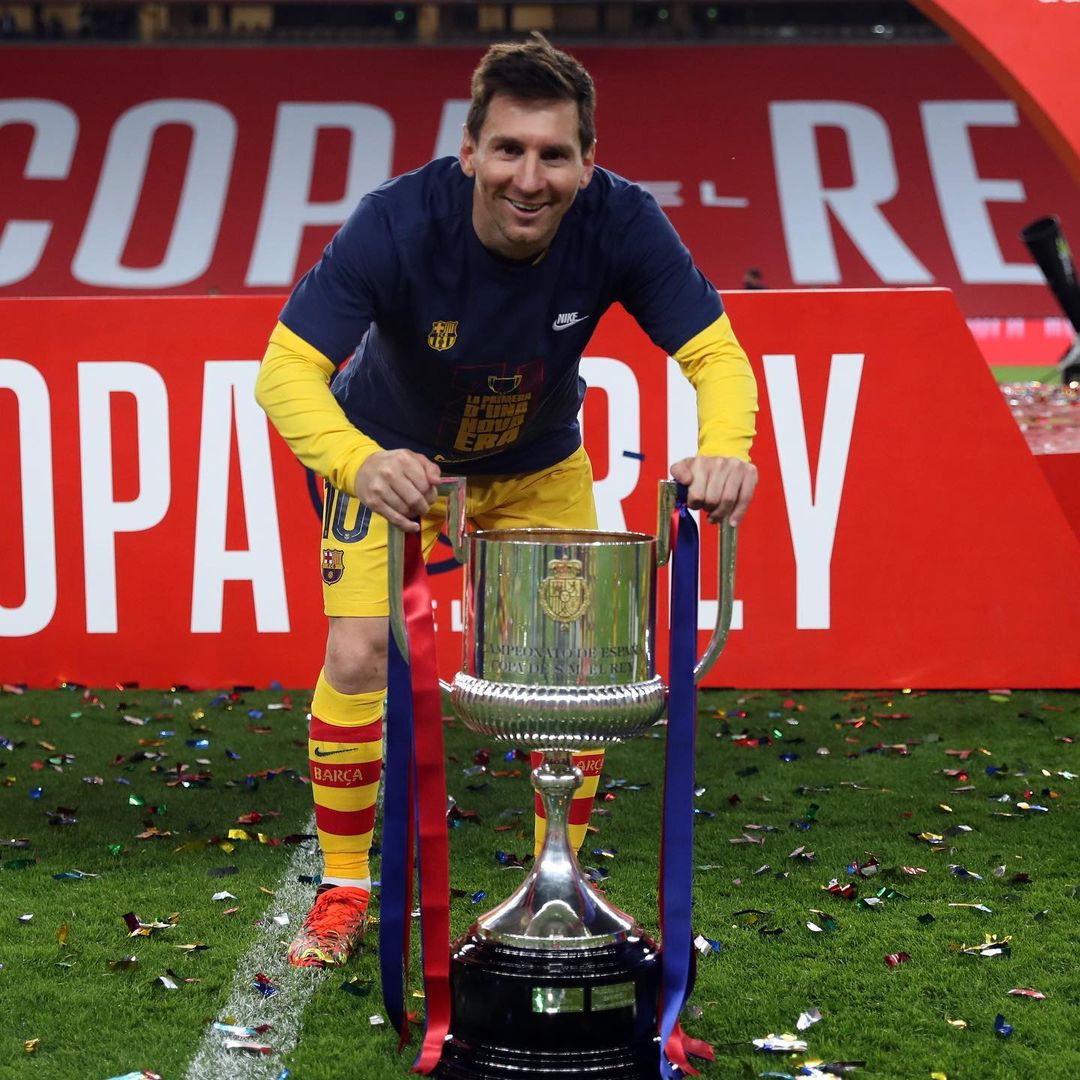 Lionel Messi con el el trofeo de la Copa del Rey 2021 (Instagram)
