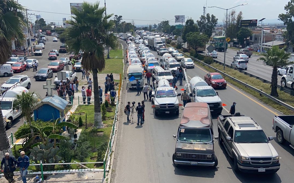 Trabajadores bloquean con 40 pipas de gas LP la autopista México-Querétaro