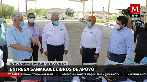 Alcalde de Nuevo Laredo entrega libros de apoyo