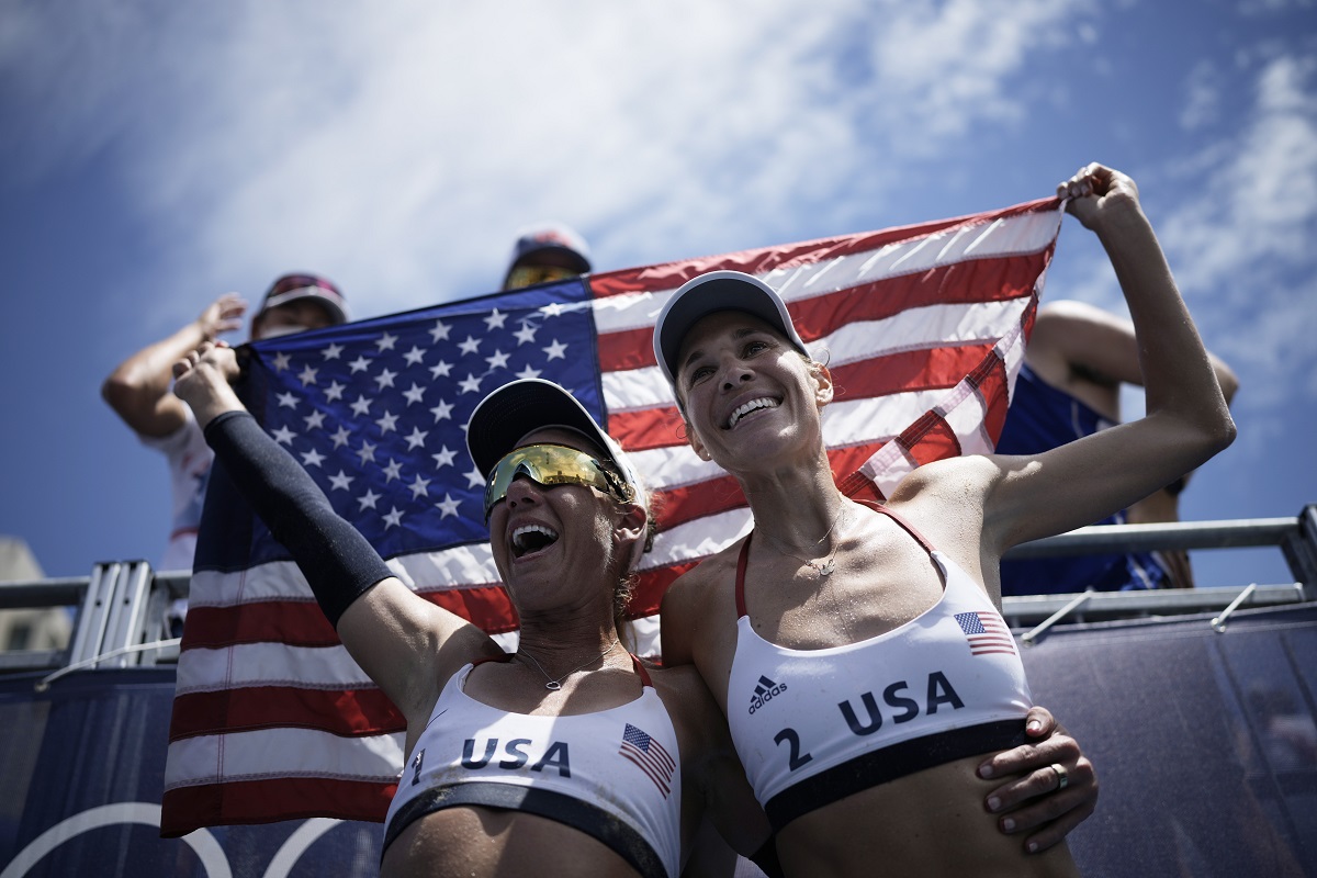 April Ross y Alix Klineman ganan el oro para Estados Unidos en voleibol de playa (AP)