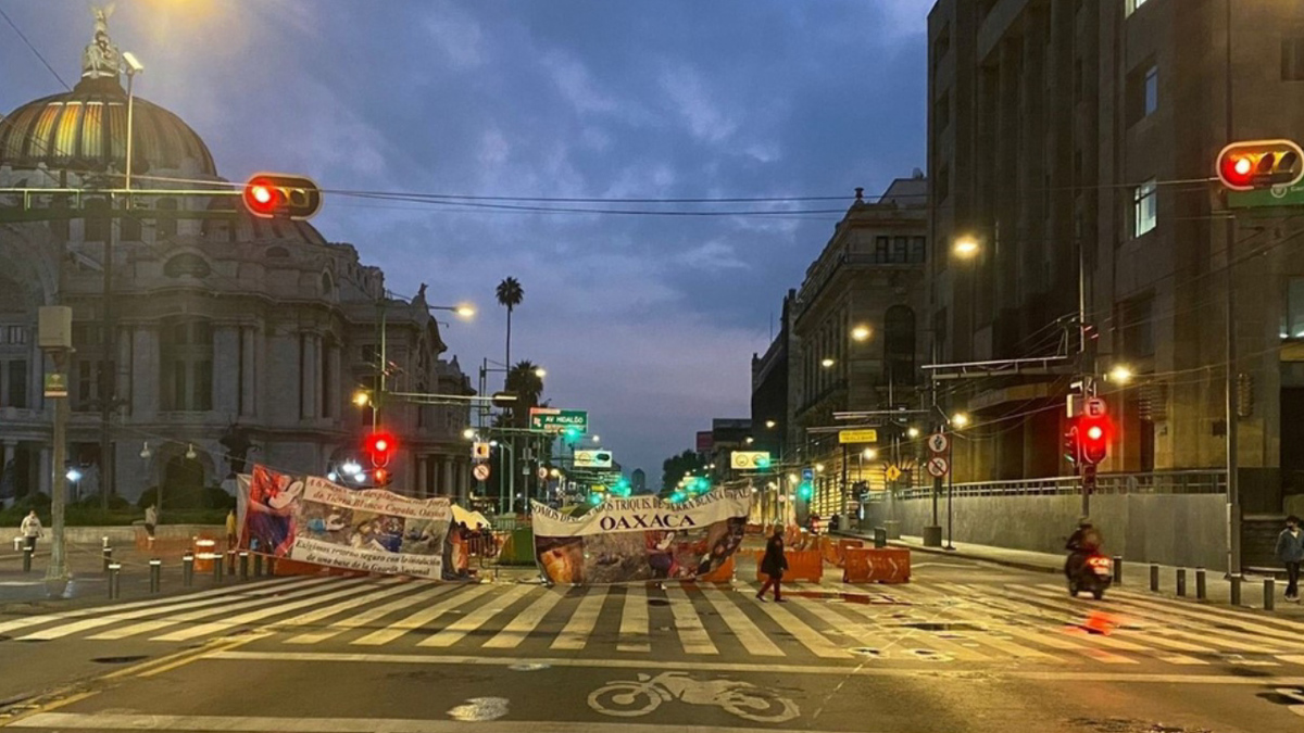 En CdMx, triquis de Oaxaca mantienen plantón en Eje Central