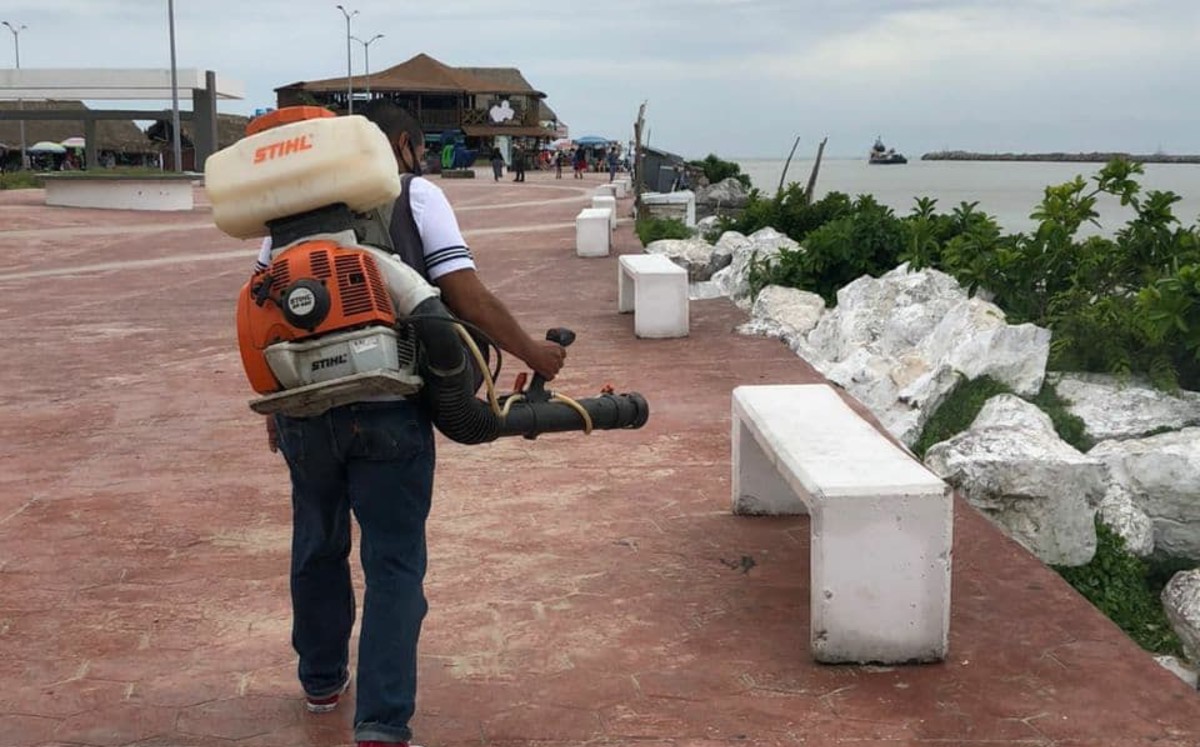 Desinfectan playa Miramar para evitar contagios de covid-19. (Cortesía)