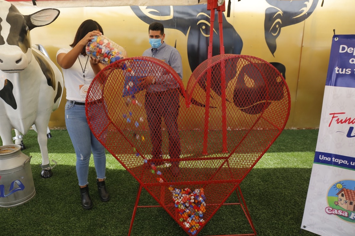 Se hizo entrega de la estructura en forma de corazón. (Mauricio Román)