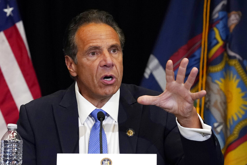 El gobernador de Nueve York, Andrew Cuomo, enfrenta once acusaciones de acoso sexual en su contra. (AFP)