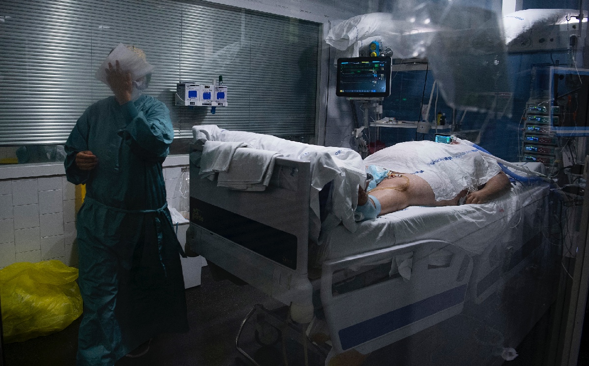 Los jóvenes abarrotan los hospitales de España en esta ola. (AFP)