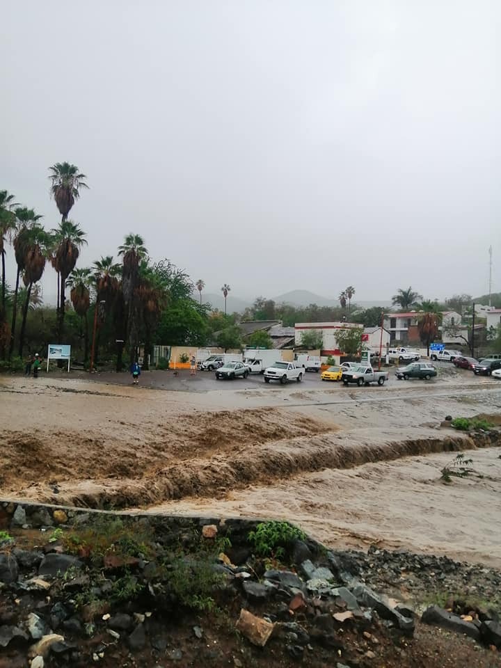 La carretera quedó completamente bajo el agua. (Margarita Rojas)