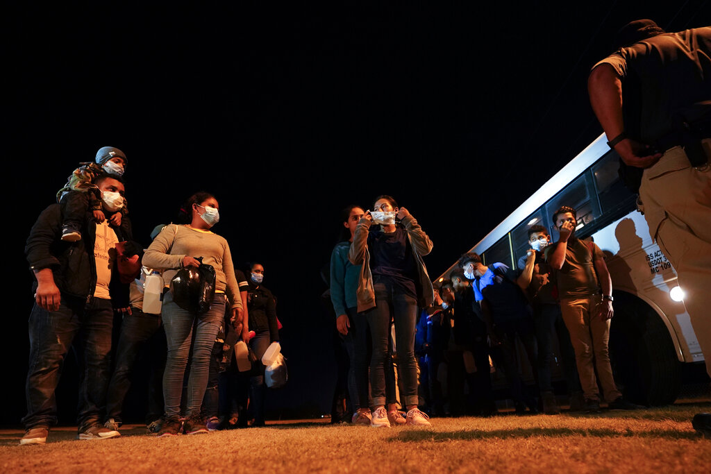 Los migrantes en Estados Unidos están siendo deportados aún en la administración de Biden. (AP)
