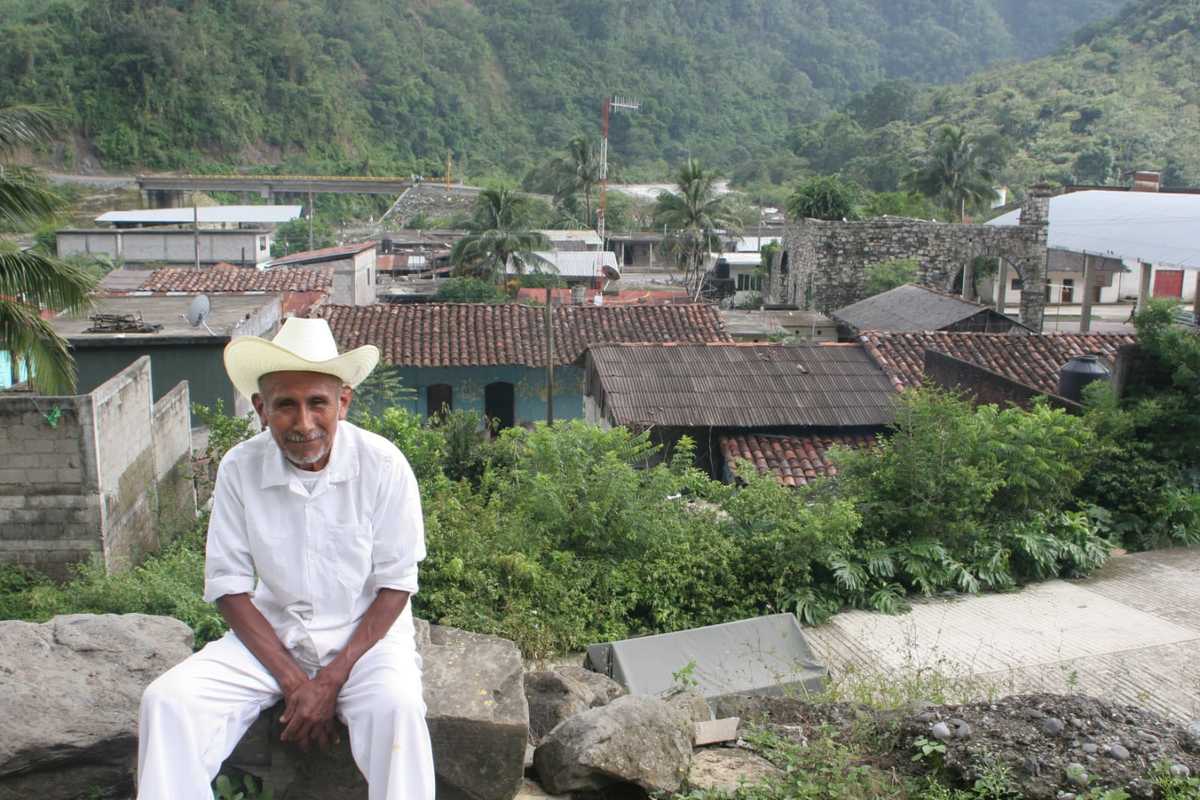 Un nombre de la localidad posa frente a la vista panorámica de su comunidad en Ahuacatlán, Puebla | Andrés Lobato