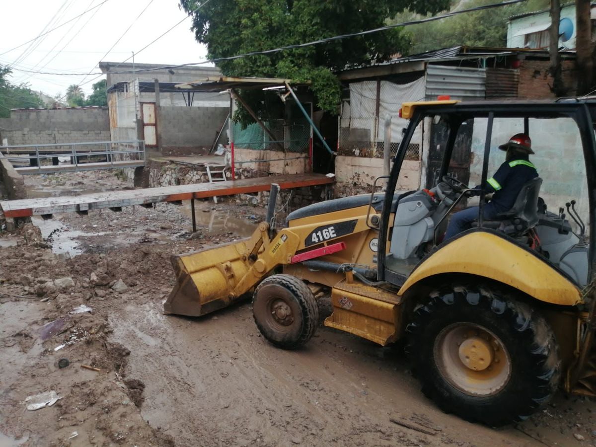 Se realizan trabajos con retroexcavadores para limpiar la zona dañada. (Especial)