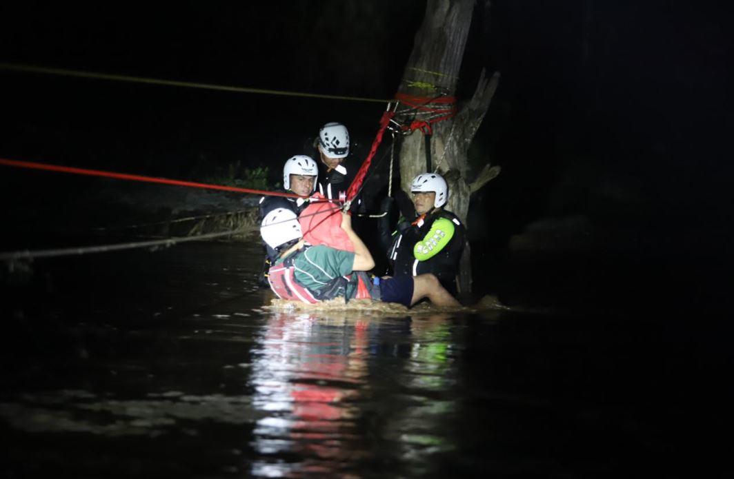 Rescatan a 25 personas atrapadas por la corriente en el Río Ramos. Foto: Especial.