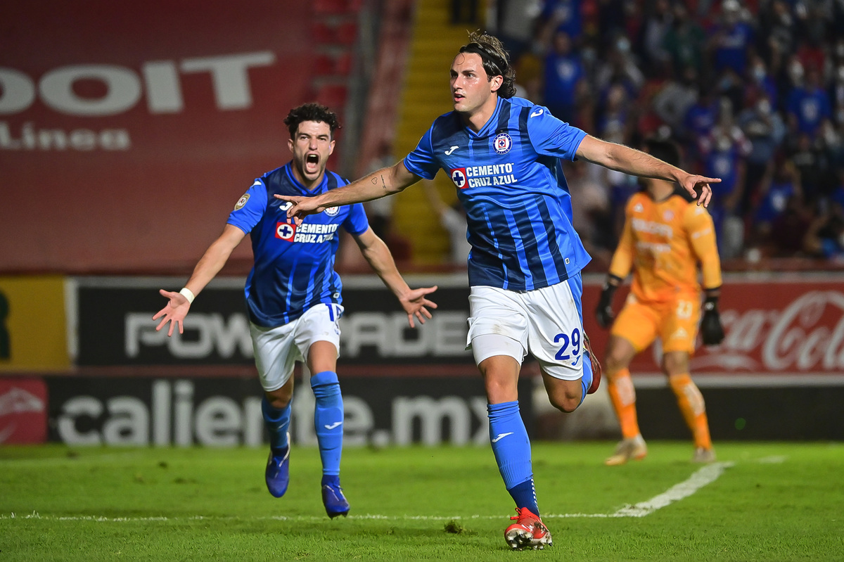 Santiago Giménez de Cruz Azul celebrando su gol ante Necaxa (Imago7)