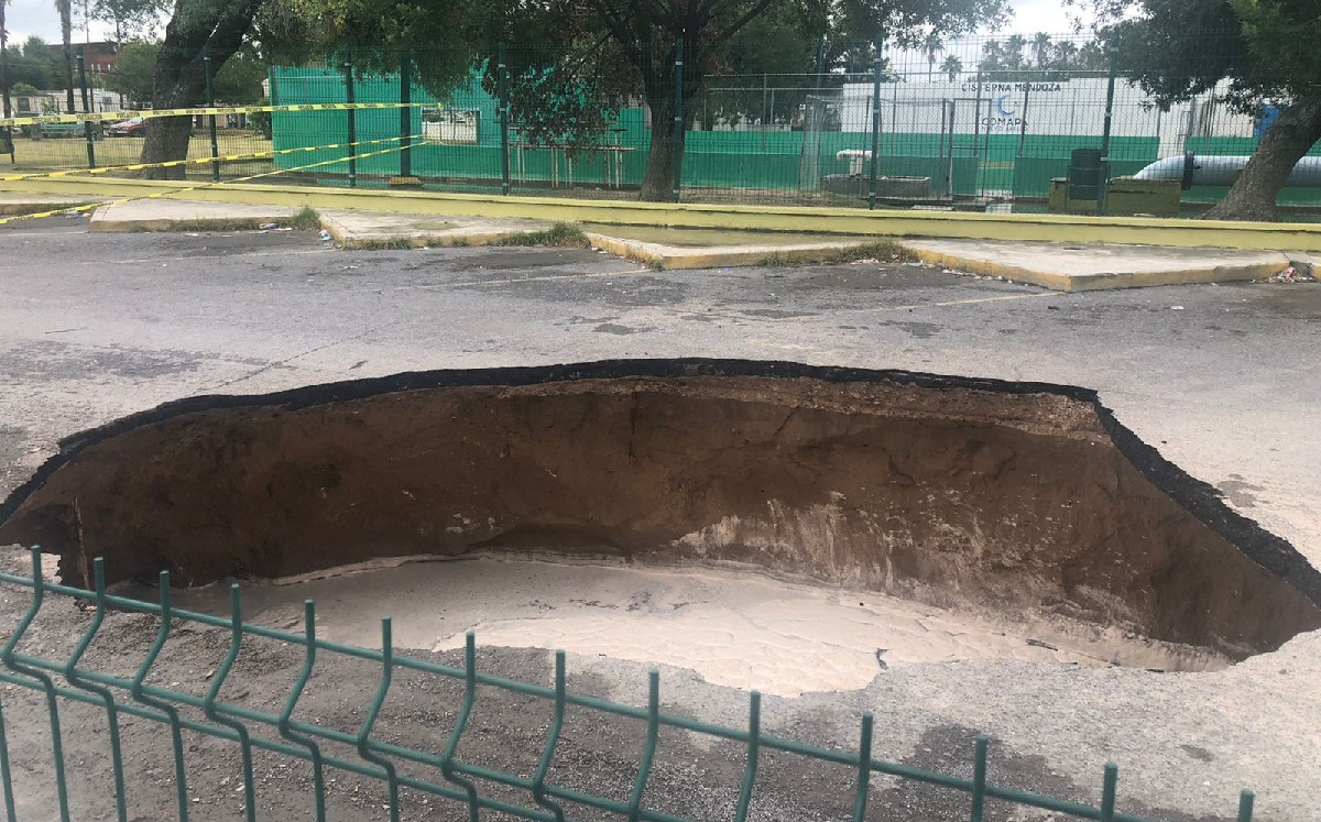 Socavón en Nuevo Laredo. (Ricardo Hernández)