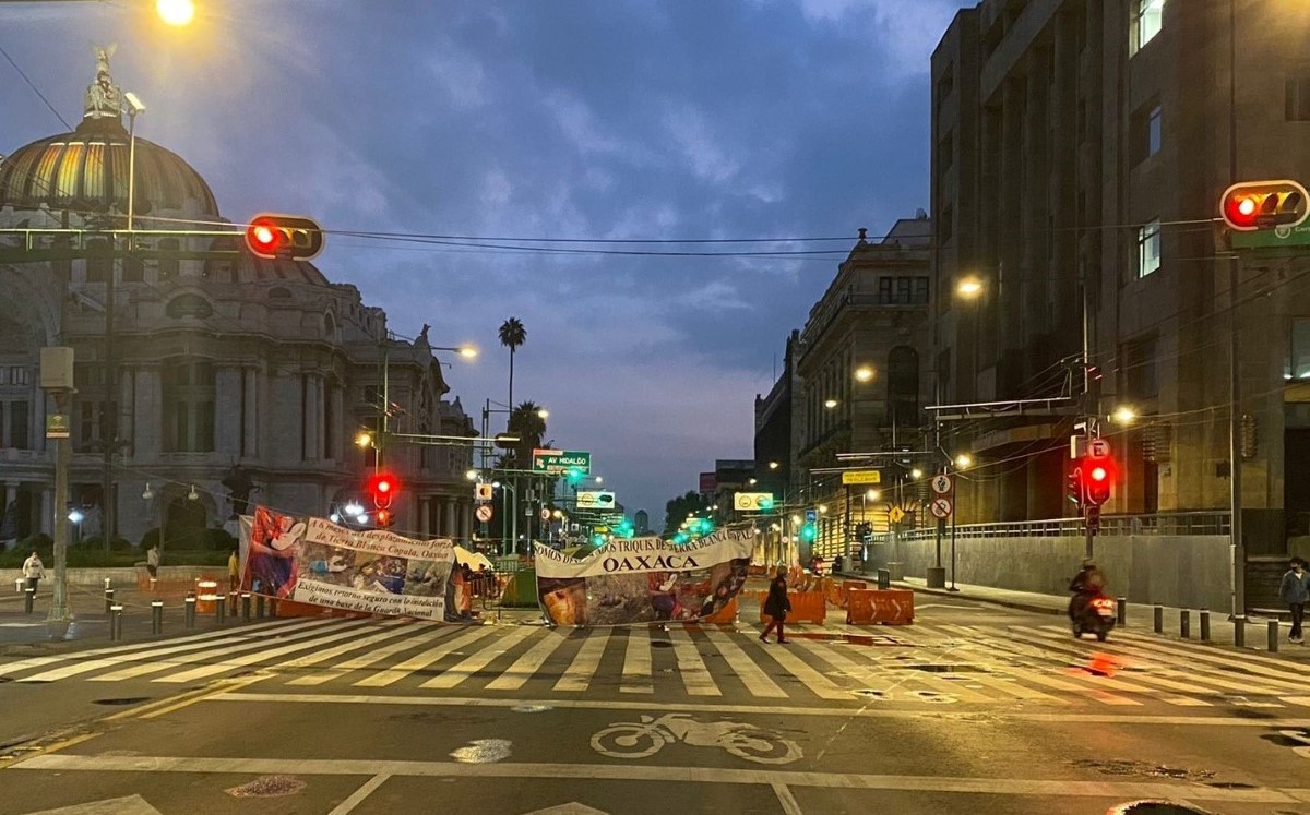 Los Triquis reinstalaron su plantón en Eje Central, a 10 días de haberlo retirado. | Ramón Ramírez