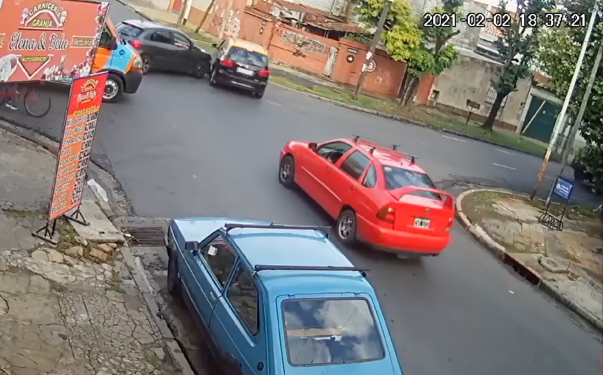 El video fue publicado en un foro vecinal, en el que protestaron por las altas velocidades de los autos. (Especial)