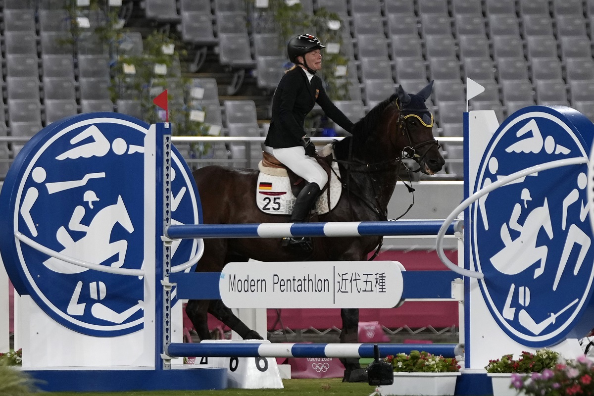 Annika Schleu llorando por no poder controlar a su caballo (AP)