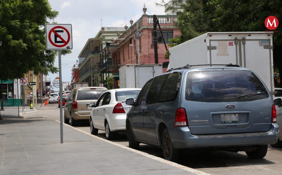 Carros no respetan letreros de "no estacionarse" (Yazmín Sánchez)