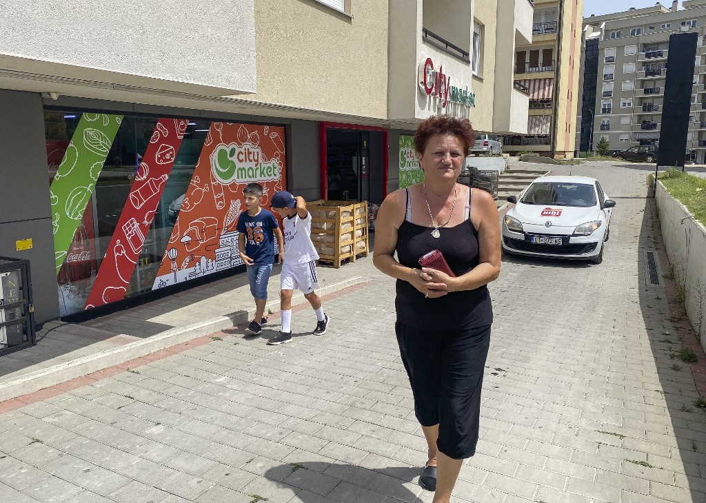Dragica Gasic es expulsada de una tienda por su origen serbio. (AFP)