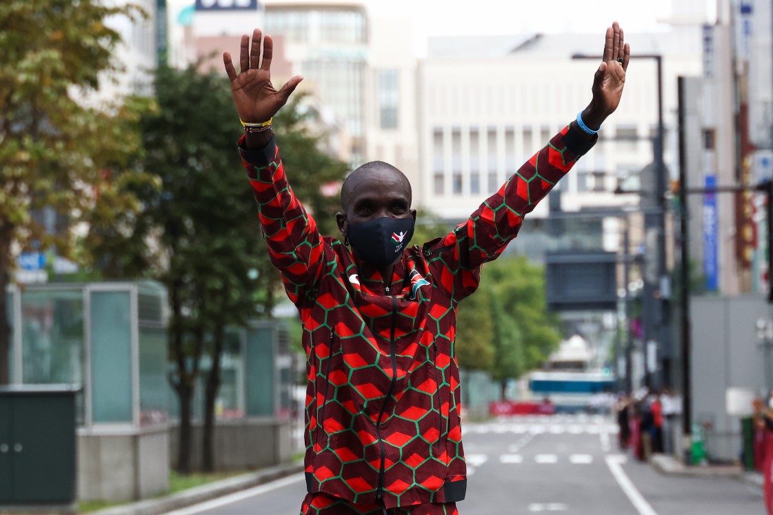 Eliud Kipchoge gana medalla de oro en maratón de Tokio 2020 (Reuters)