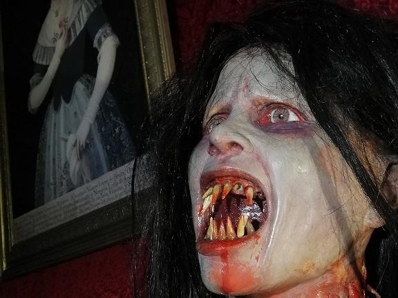 La exposición muestra mitos y realidades de los vampiros.