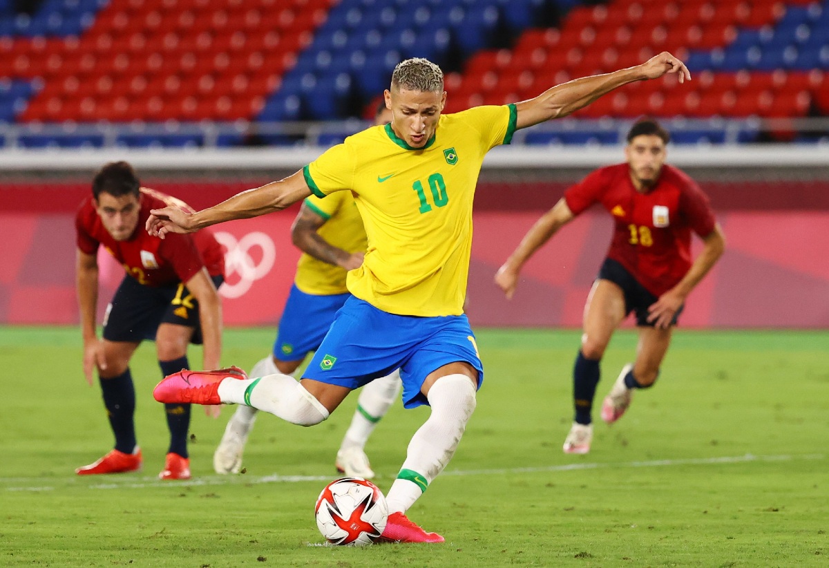Richarlison falla penal en la final de futbol en Tokio 2020 (Reuters)