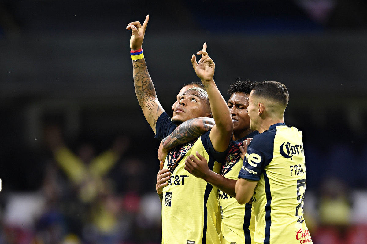 Roger Martínez celebrando su gol ante Puebla en la Liga MX (Imago7)